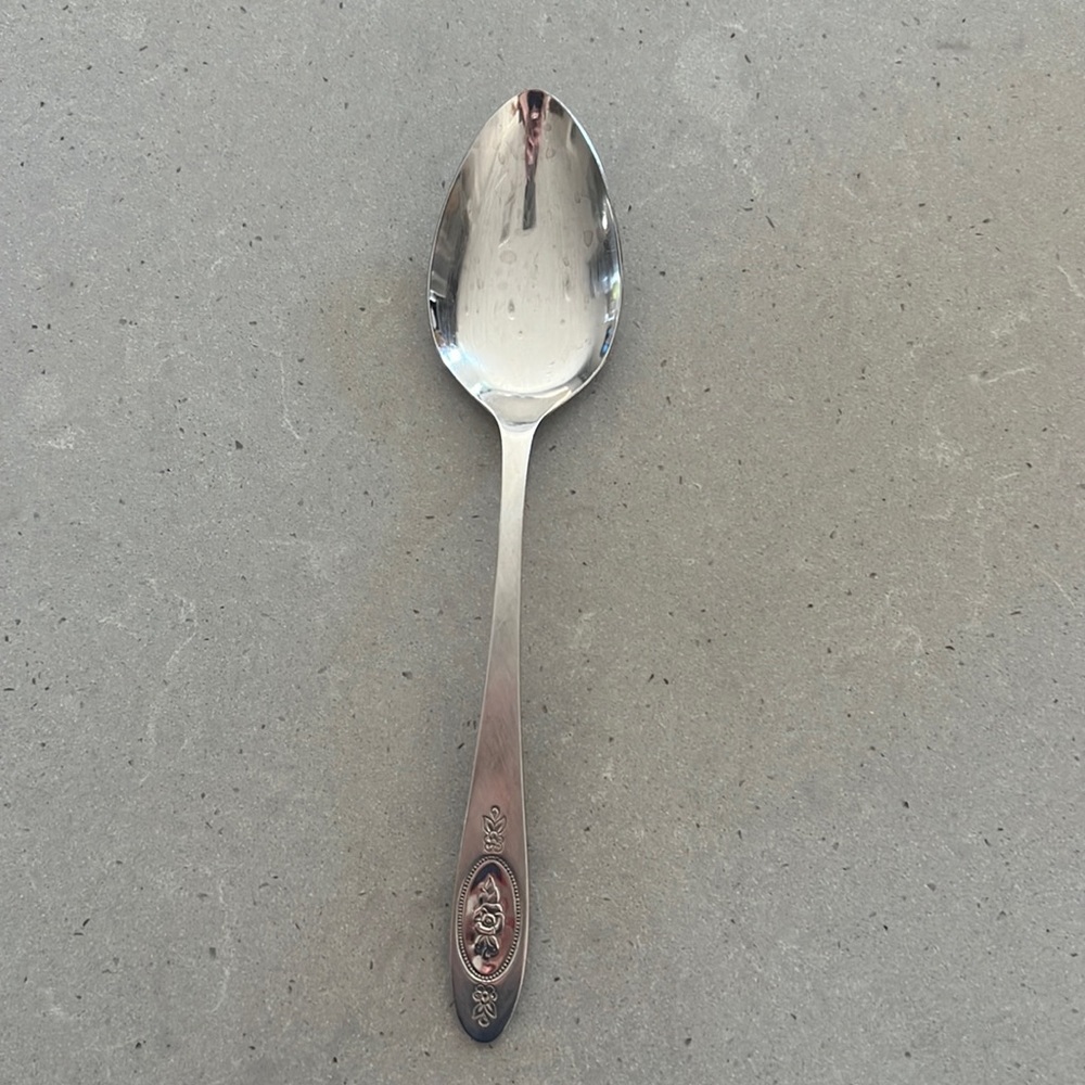 Oneida deluxe stainless serving spoon